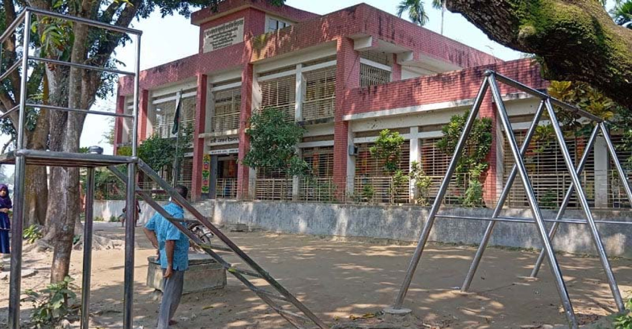 নষ্ট স্লিপার দোলনার দখলে মাঠ, খেলাধুলা শ্রেণিকক্ষে বারান্দায়